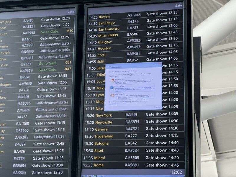 Telas de Aeroporto em Heathrow Exibem Erros de Software e Datas Antigas