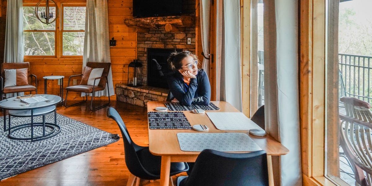 A companhia fantasma: por que viajantes pagam mais no Airbnb