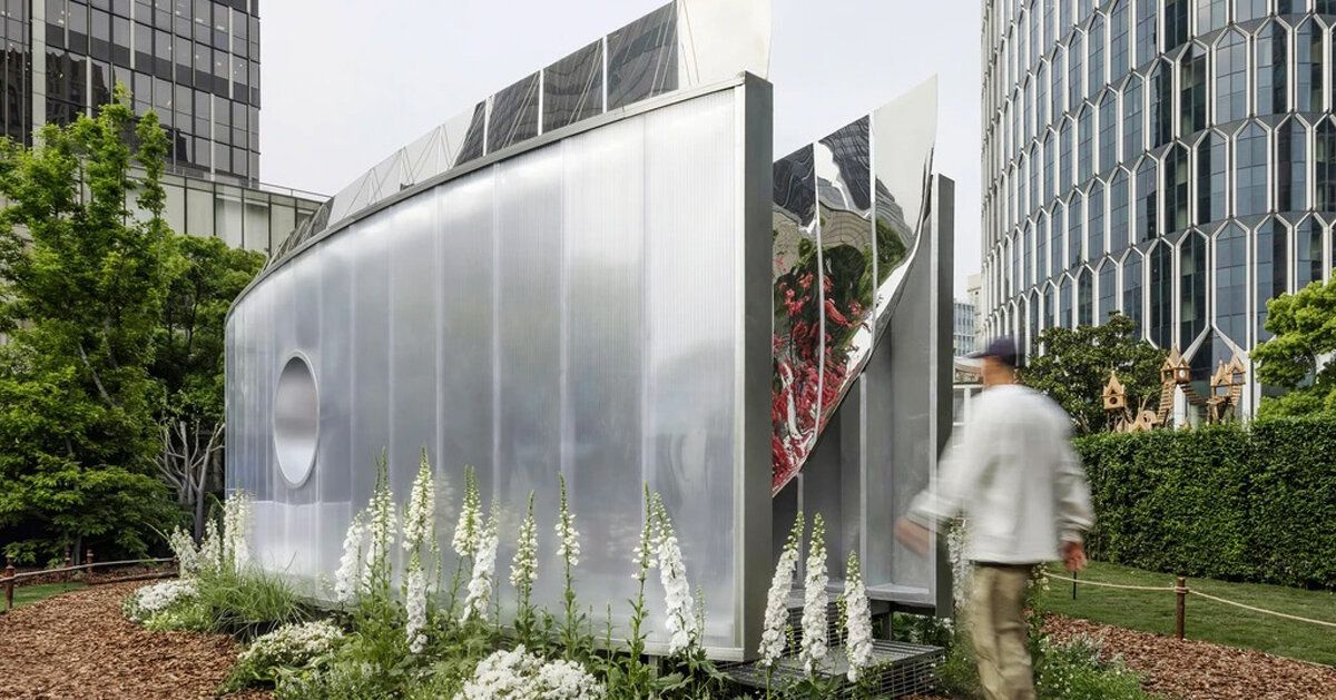 Pavilhão em Xangai multiplica árvore em floresta com espelhos