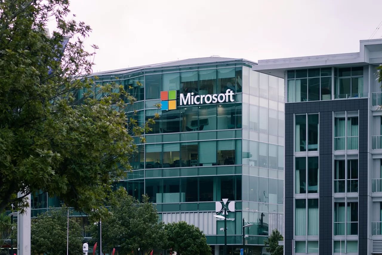 Microsoft fatura US$ 92,3 bilhões no trimestre com Azure crescendo 48% e IA corporativa em alta