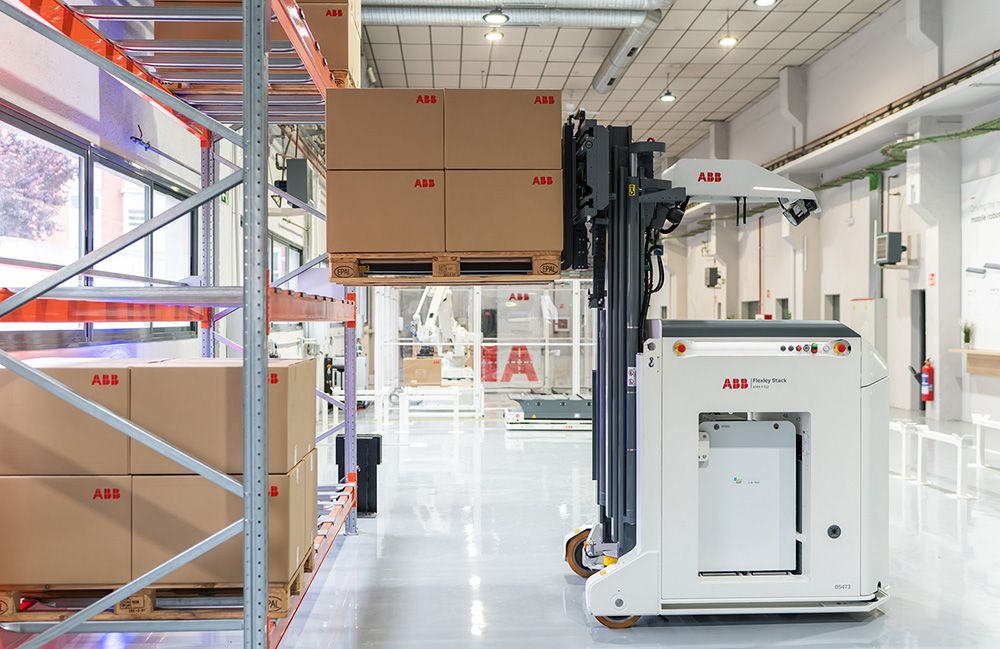 ABB lança empilhadeira autônoma com navegação visual — e elimina infraestrutura fixa