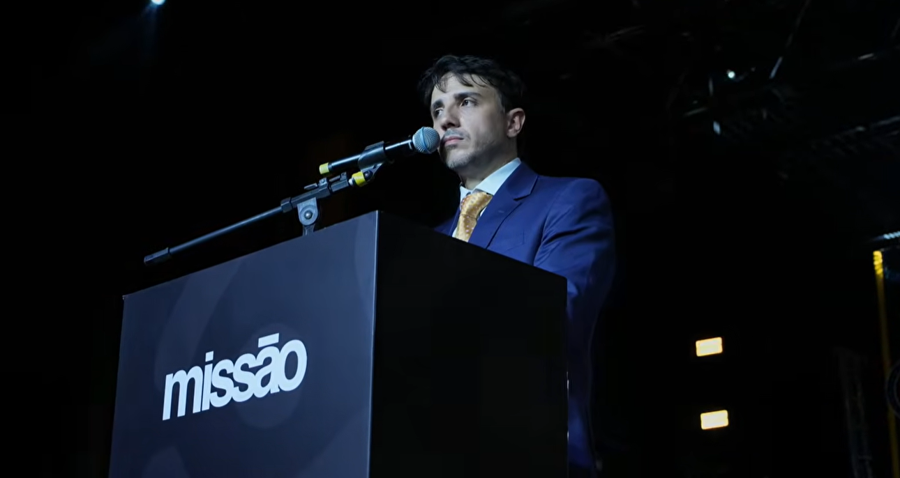 O fantasma no sistema: Missão leva filiação de Flávio Bolsonaro ao TSE