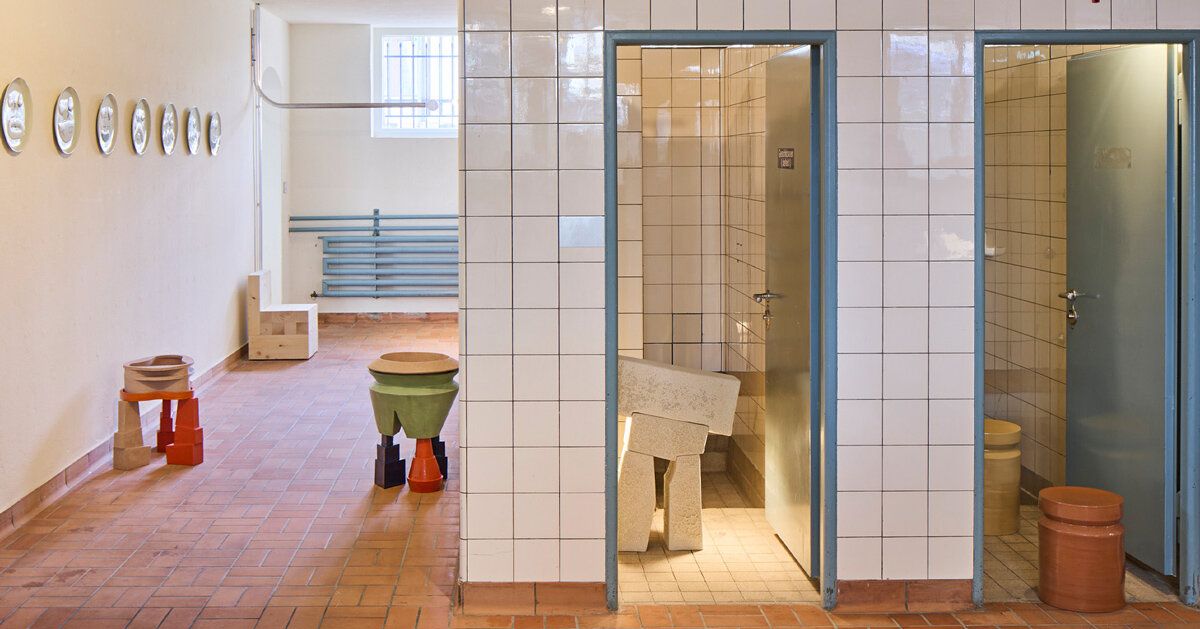 Exposição 'Objects out of Place' transforma lavatório de Zurique em galeria
