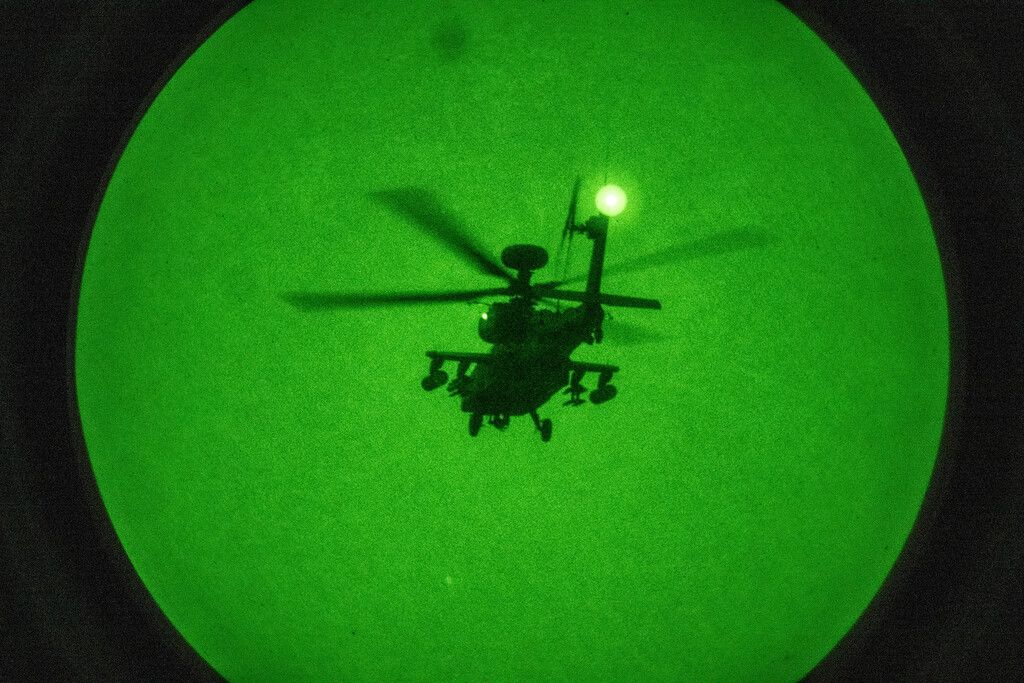 Dron iraniano de baixo custo derruba helicóptero Apache de US$ 25 milhões