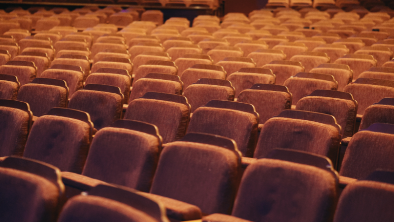 Teatro inspira escritores a superar bloqueios criativos