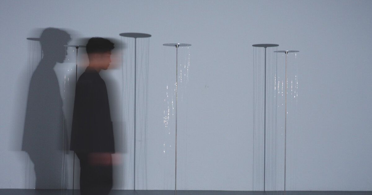 Sakamoto: A dança das sombras que reage ao toque humano