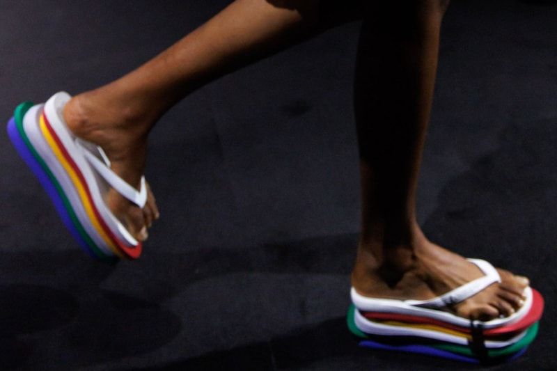 MM6 Maison Margiela une Havaianas com salto de seis camadas