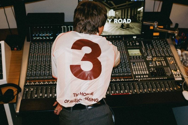 Abbey Road Studios transforma 95 anos de história em uniforme de futebol