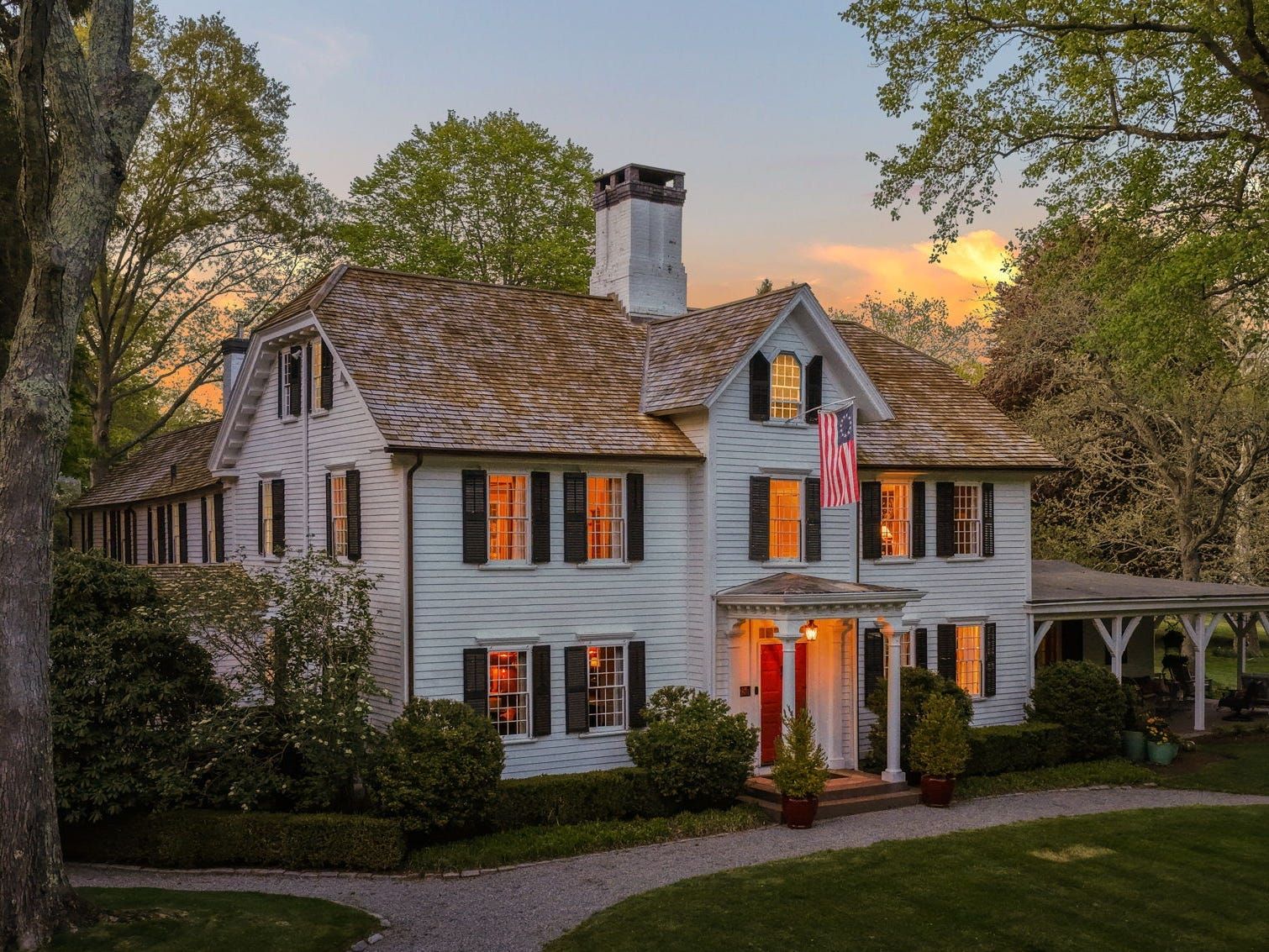 Mansão histórica de 1723 em Rhode Island busca comprador por US$ 3 milhões