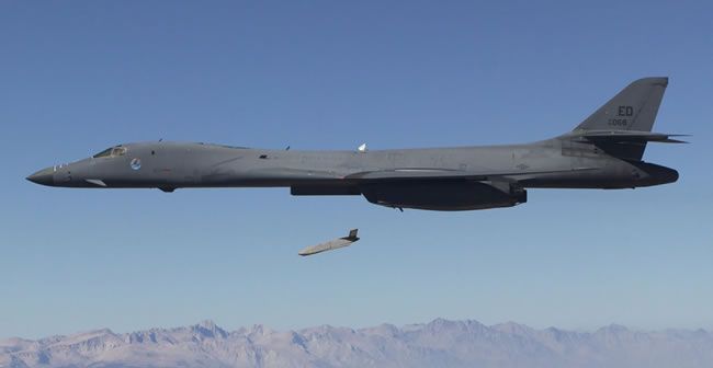 Câmara dos EUA propõe orçamento de defesa de US$ 1 trilhão para 2027 e retoma fundos para o E-7
