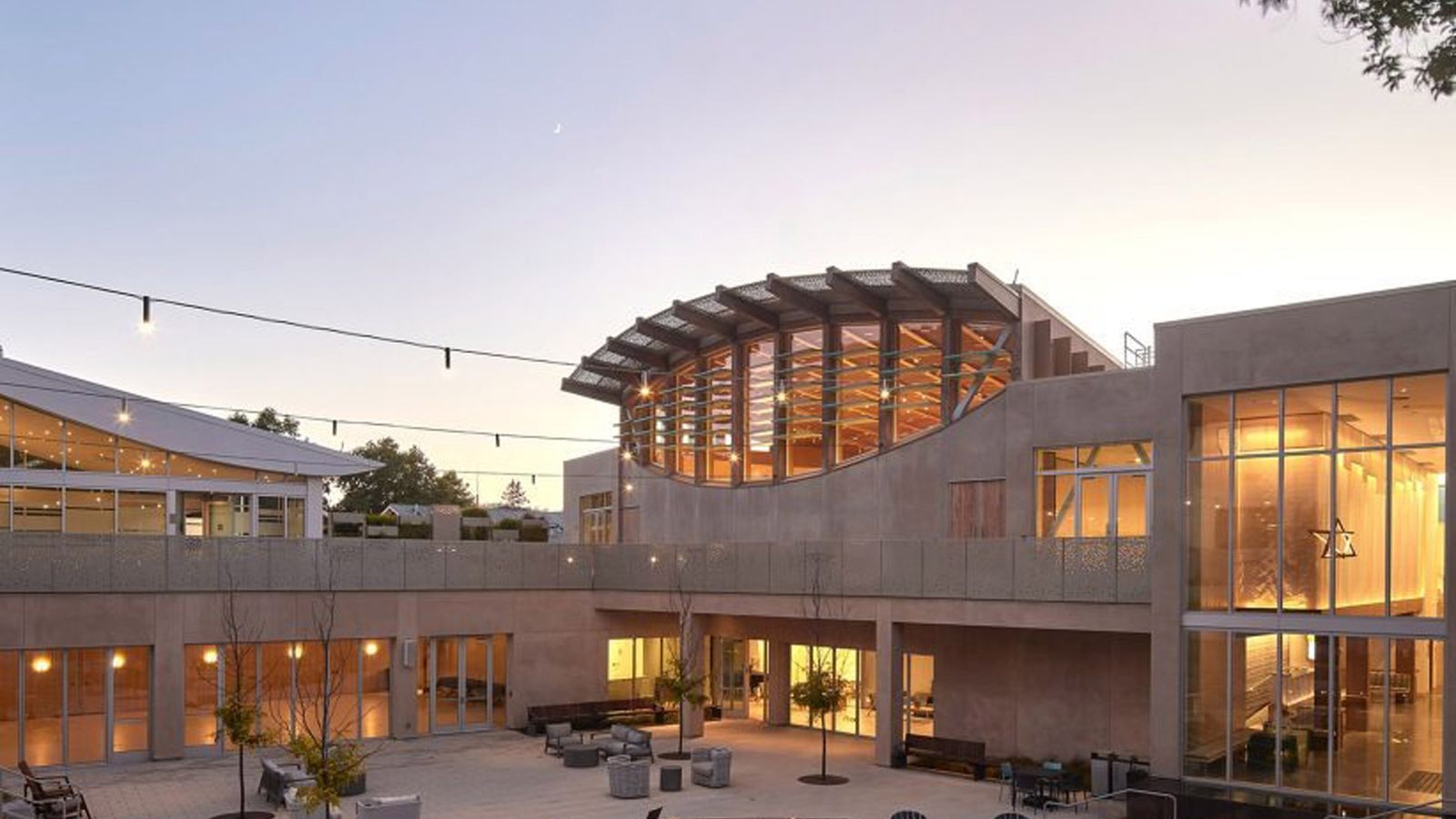 Sinagoga na Califórnia abraça montanhas com design de Herman Coliver Locus