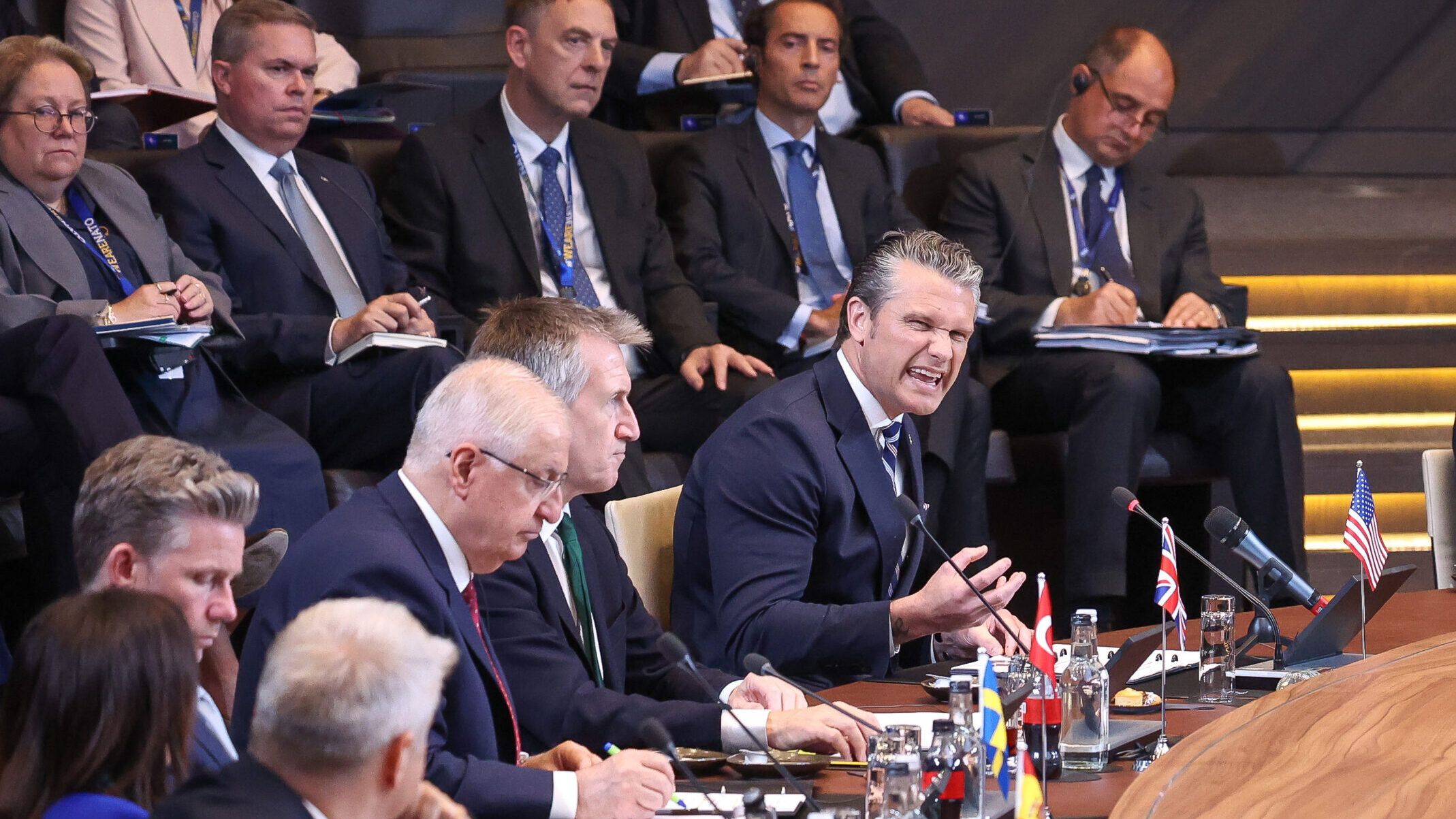Hegseth anuncia revisão da presença militar dos EUA na Europa e critica postura da Otan