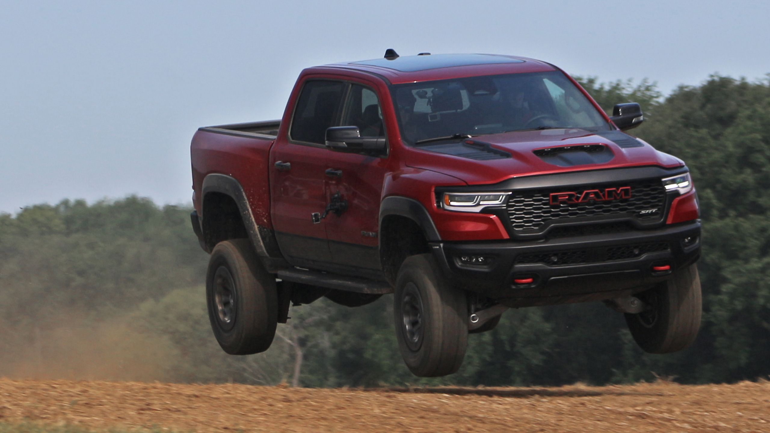 Ram 1500 TRX SRT retorna com 777 cavalos para retomar o trono das picapes off-road