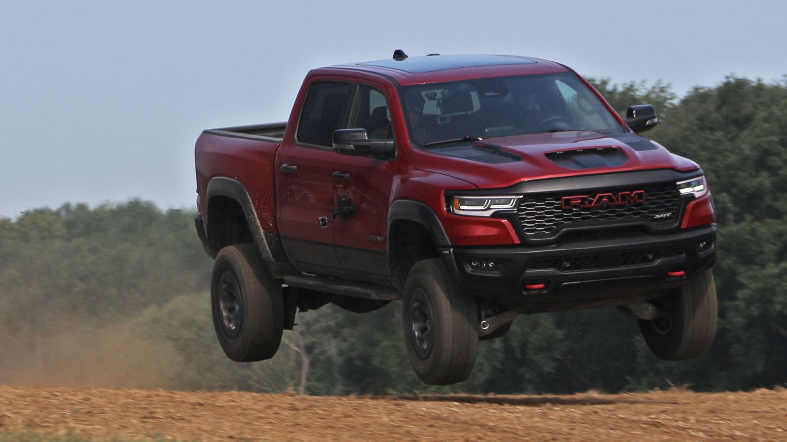 Ram 1500 TRX SRT retorna com 777 cavalos para retomar o trono das picapes off-road