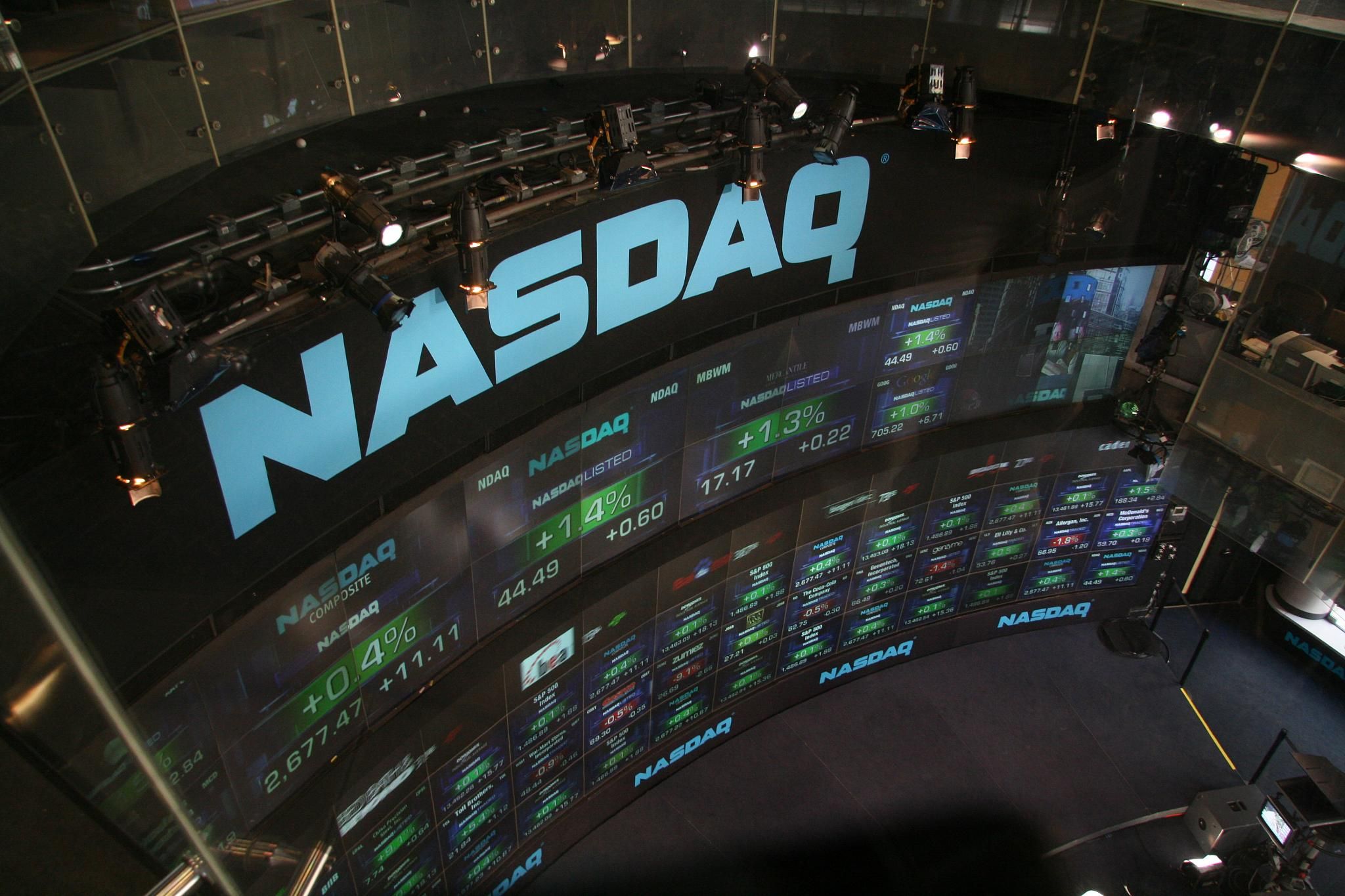 Megacaps de tecnologia recuam e ofuscam rali de semicondutores no Nasdaq