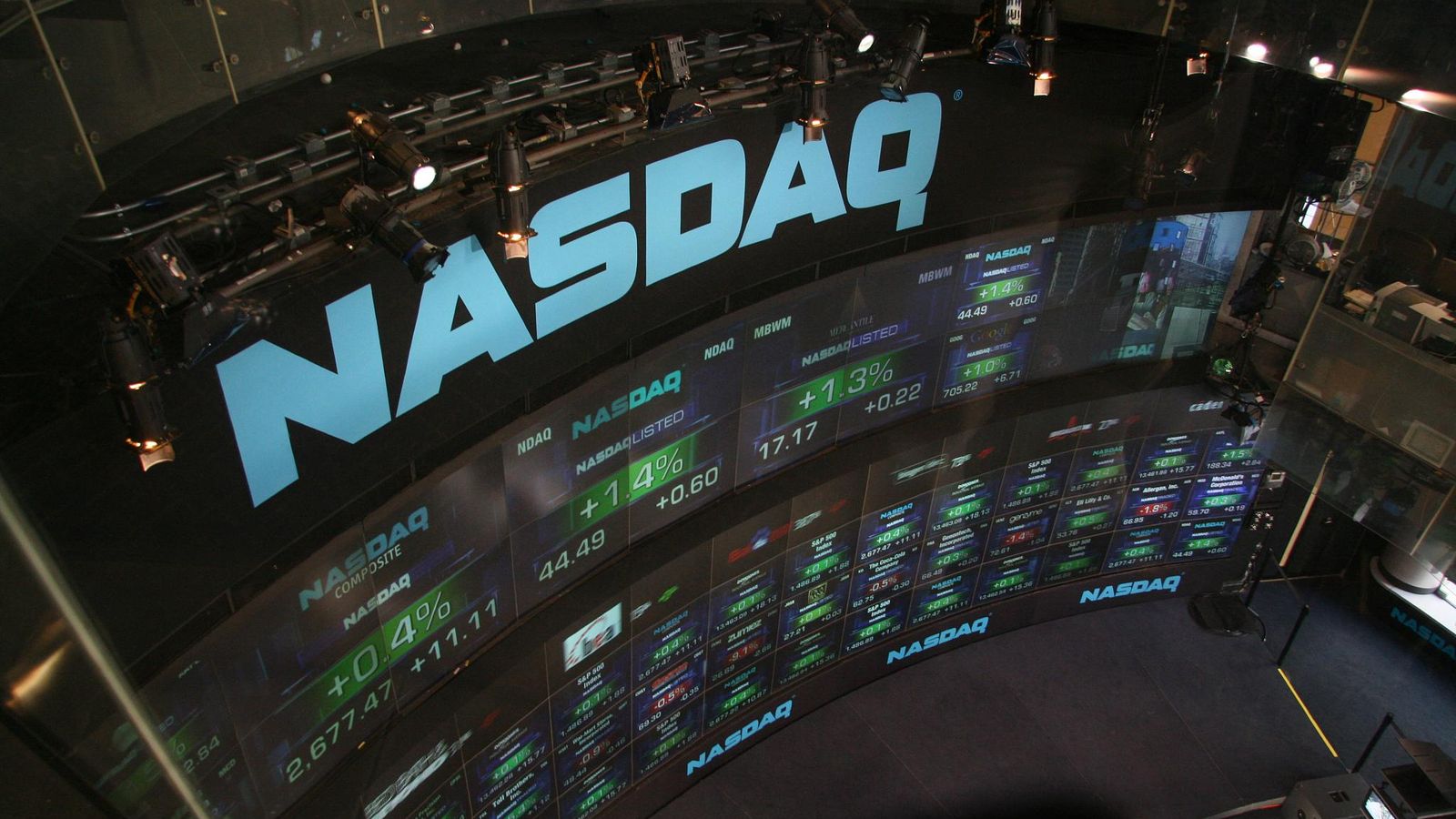 Megacaps de tecnologia recuam e ofuscam rali de semicondutores no Nasdaq