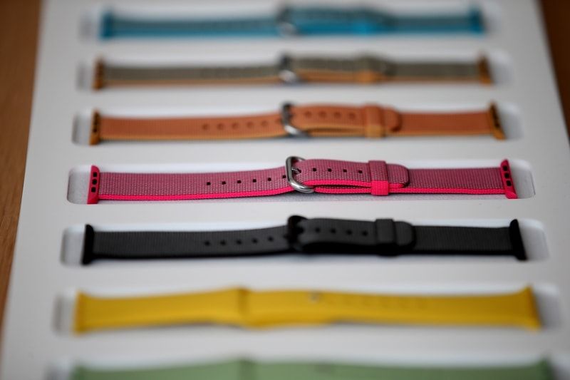 Apple explora pulseira de saúde sem tela para competir no mercado fitness