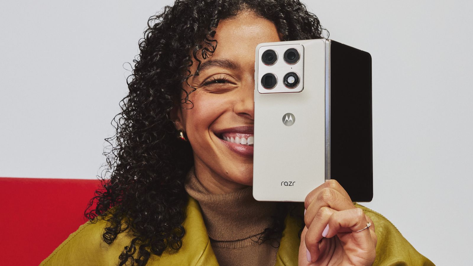 Motorola desafia domínio da Samsung com novo Razr Fold — e mira produtividade