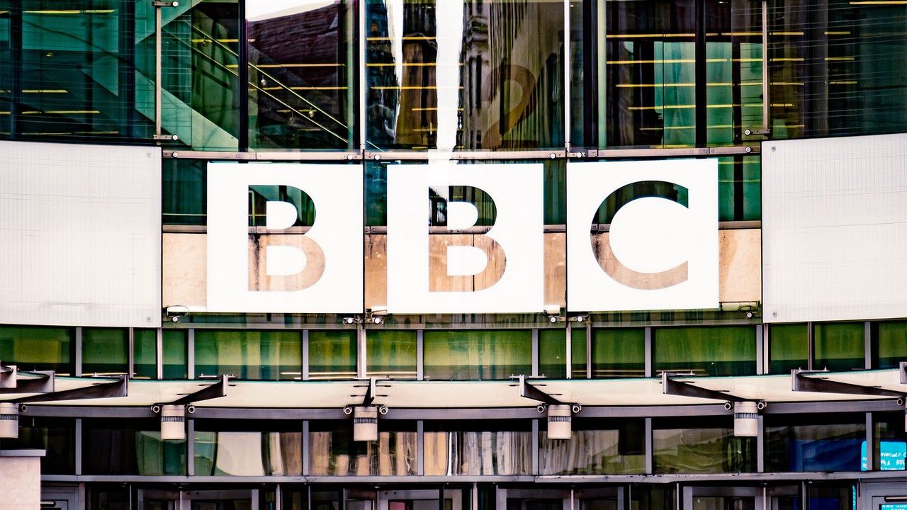 BBC corta 1.800 empregos e canais para economizar £500 milhões