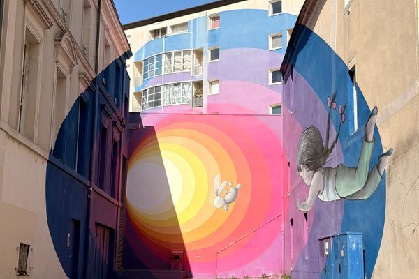 O beco que virou portal: a arte que dobra o espaço