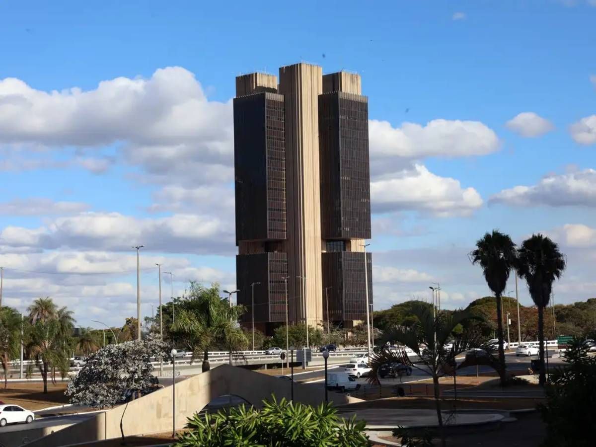 Mercado projeta Selic em 14% ao final de 2026 segundo dados do Banco Central