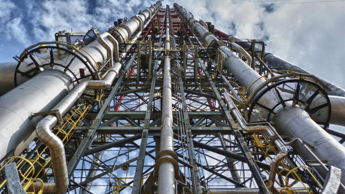 Técnicas Reunidas e o paradoxo do gás: US$ 1,6 bi na era da descarbonização