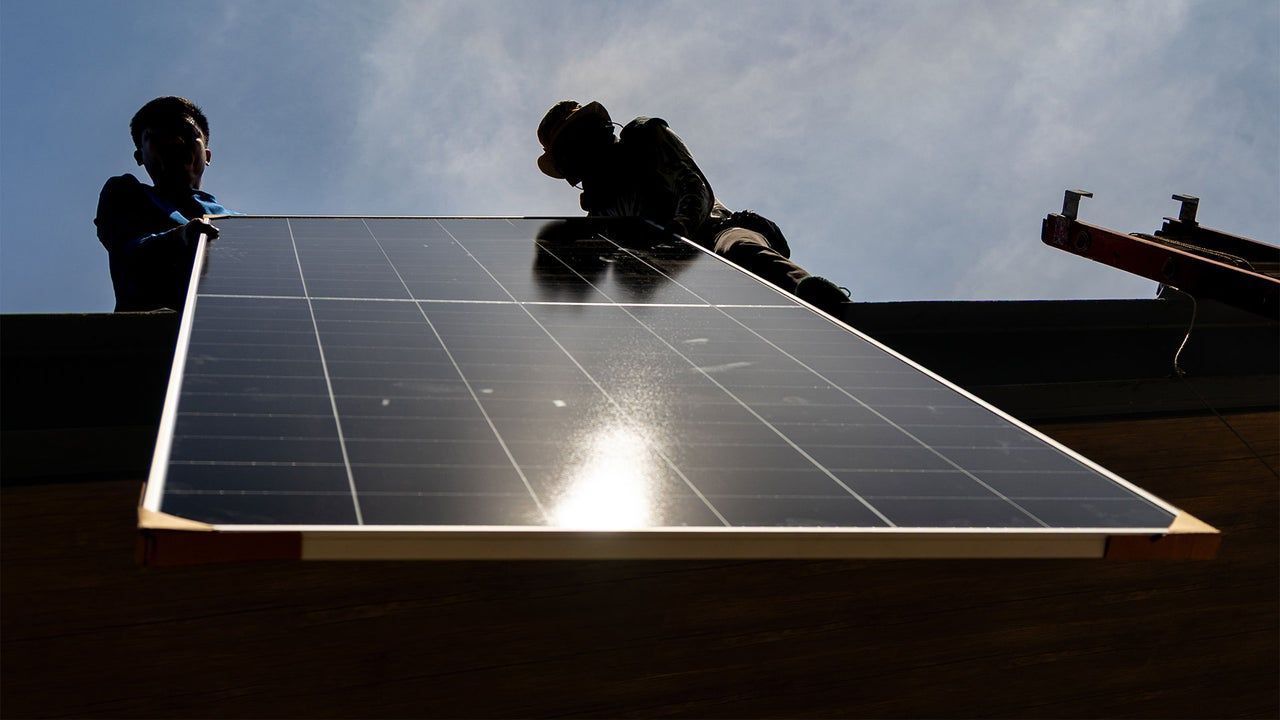 China acelera transição energética global com exportações recordes de tecnologia limpa