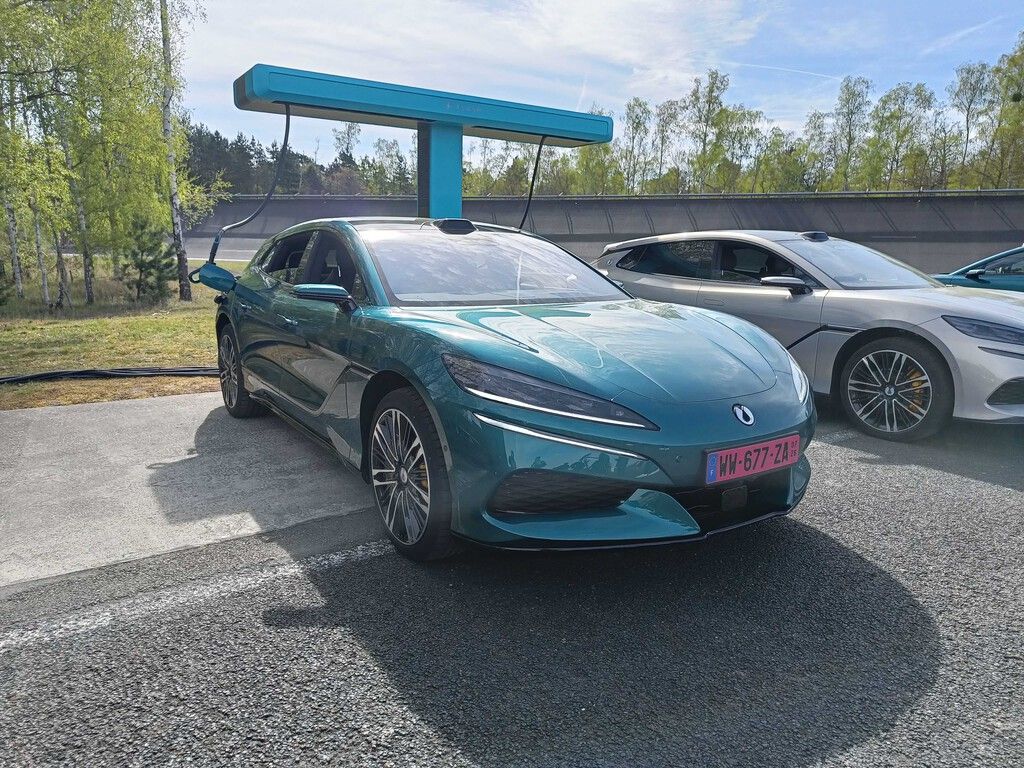 BYD acelera corrida da infraestrutura e promete carregadores de 1.500 kW na Espanha até 2027