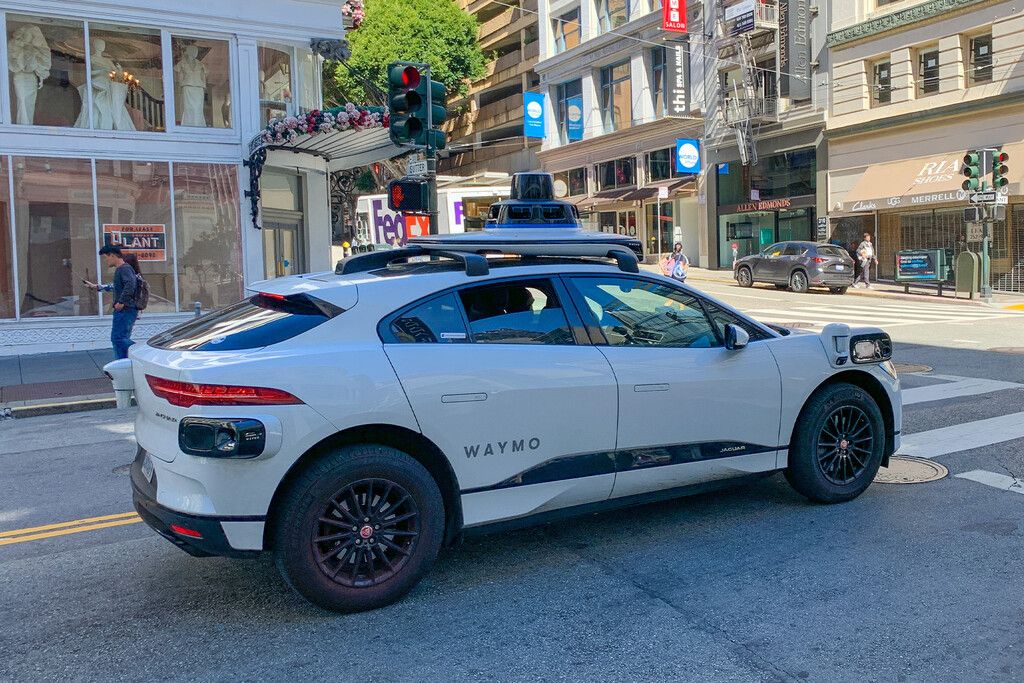 Waymo recicla baterias de robotáxis para criar rede de armazenamento solar