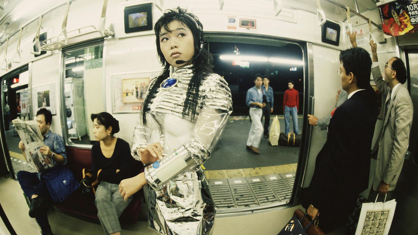 Mariko Mori: A vidente da IA em branco