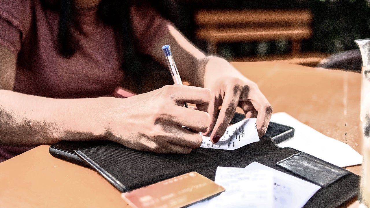 Cultura da gorjeta nos EUA estabiliza em 2026 — mas o desconforto persiste