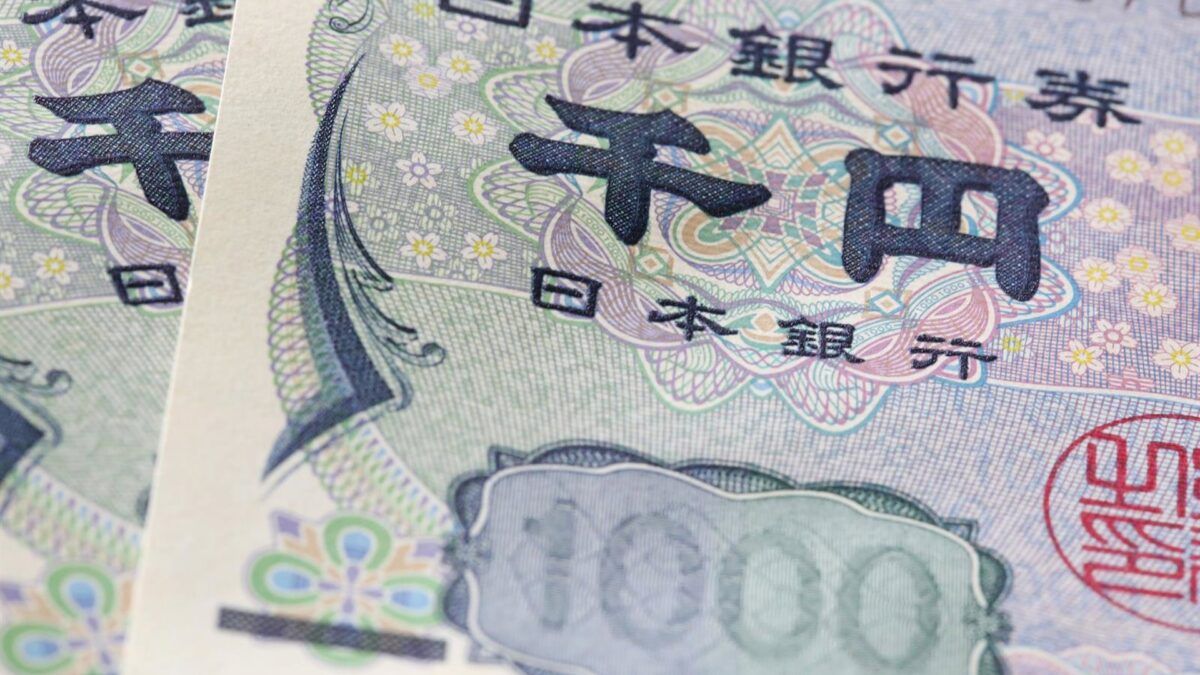 Japão sobe juros, e o iene desaba. O que deu errado?