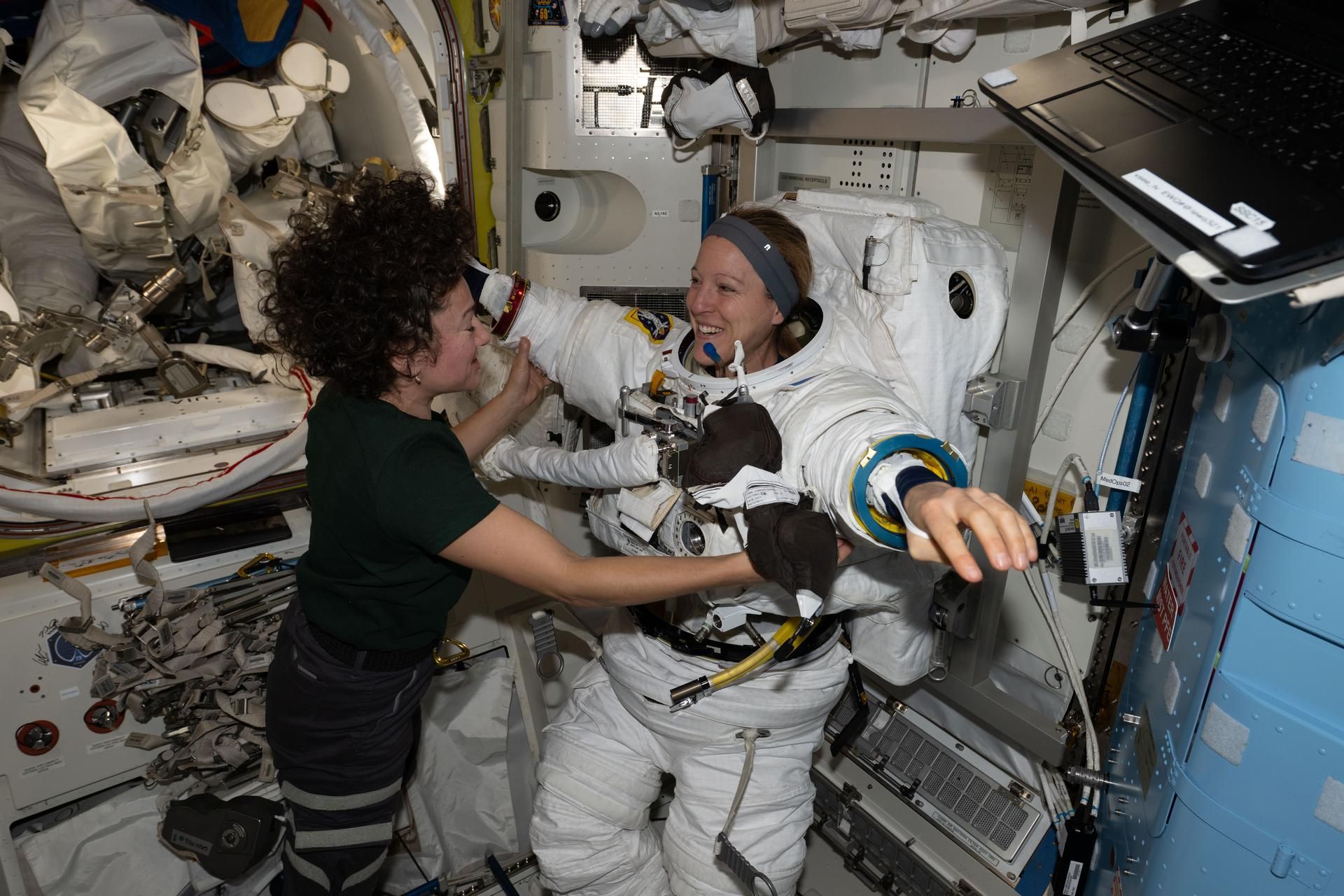 A rotina de alto risco que mantém a ISS funcionando