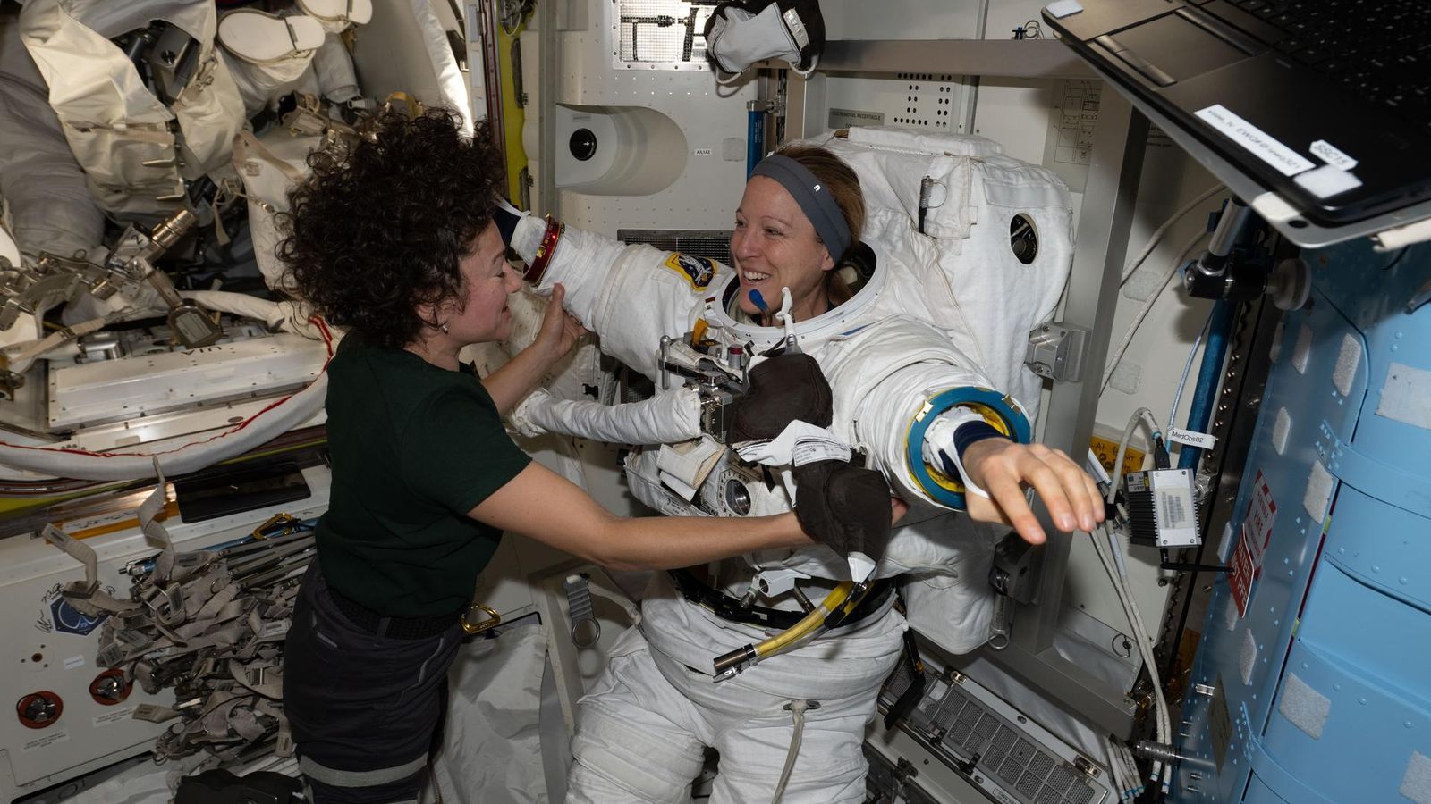 A rotina de alto risco que mantém a ISS funcionando