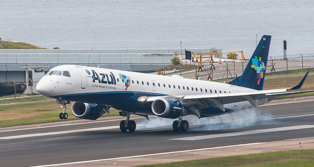 Azul garante R$ 2 bilhões com União para turbinar compra de combustível