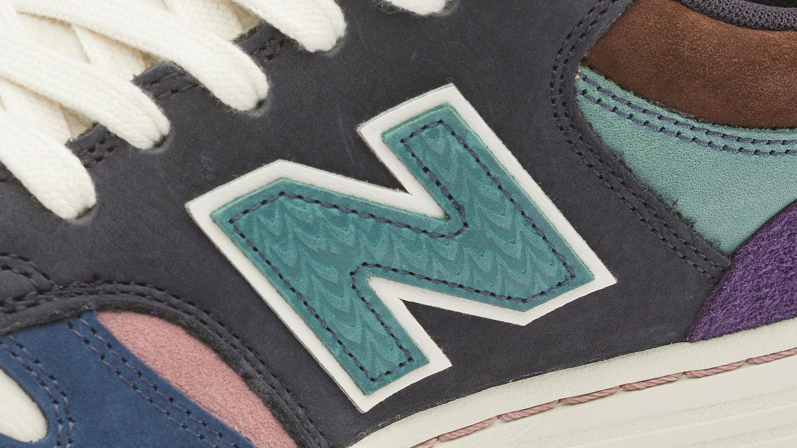 A New Balance calça o Pé Grande