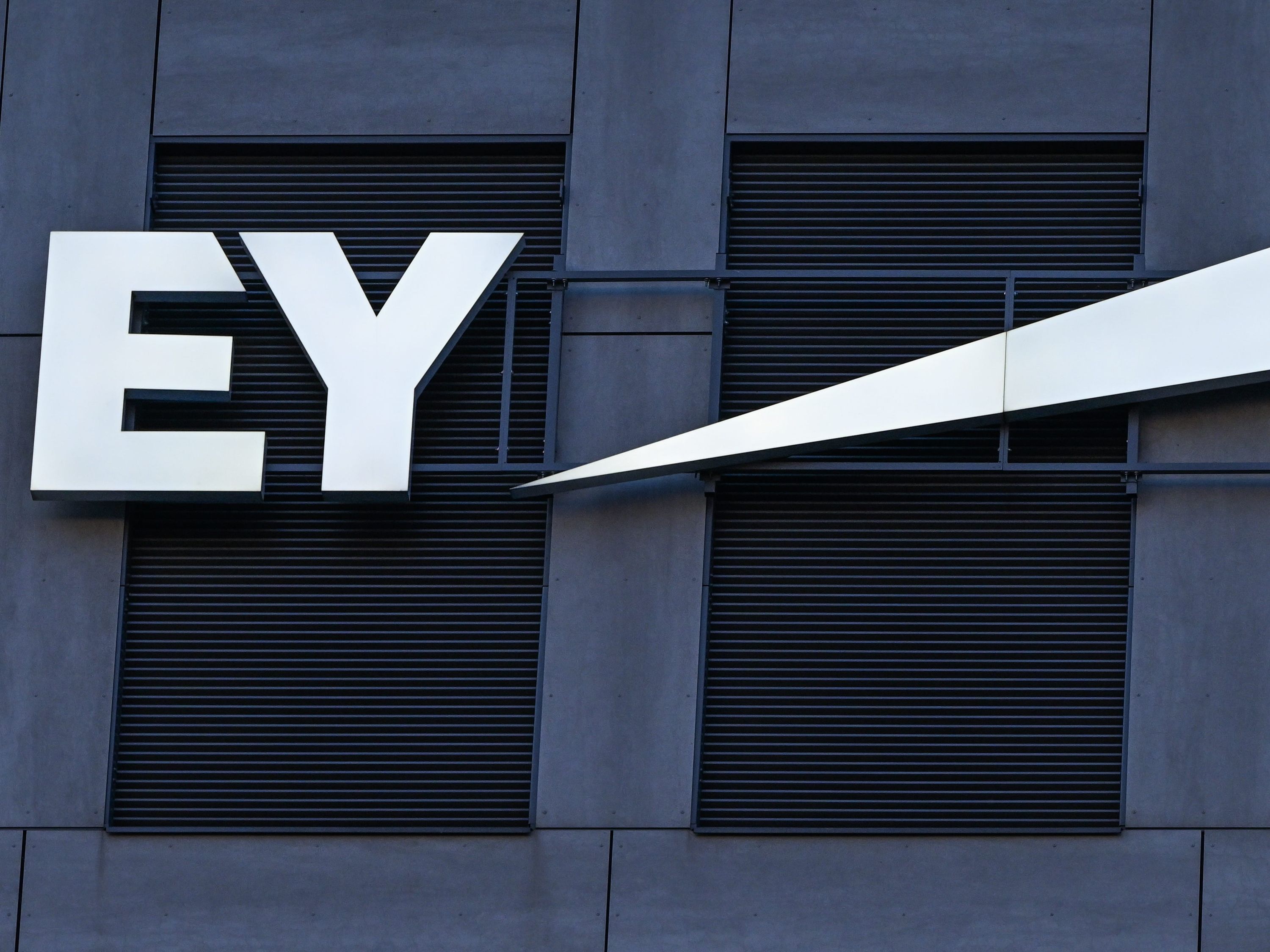 EY contrata 10 mil e vê receita de IA crescer 49% no ano fiscal