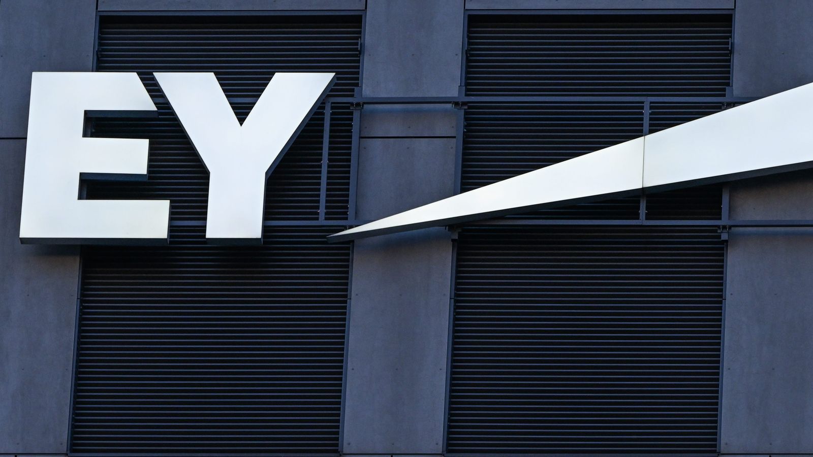 EY contrata 10 mil e vê receita de IA crescer 49% no ano fiscal