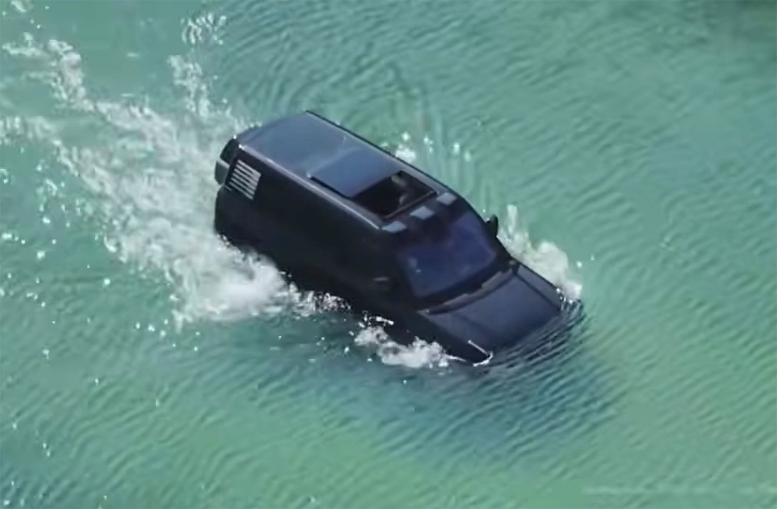 Polícia de Dubai aposta em SUVs flutuantes de 1.200 cv