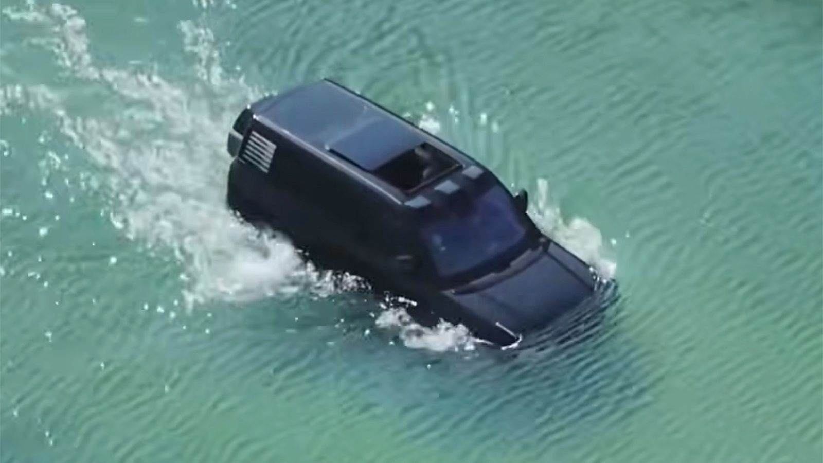 Polícia de Dubai aposta em SUVs flutuantes de 1.200 cv