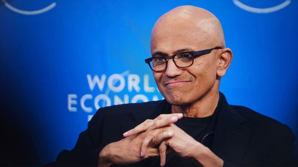 Satya Nadella questiona concentração de IA — e Microsoft ajusta sua estratégia de mercado