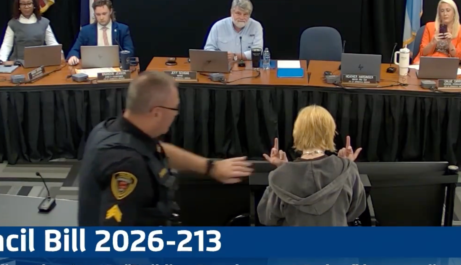 Springfield: protesto contra câmeras de vigilância termina com prisões em reunião pública