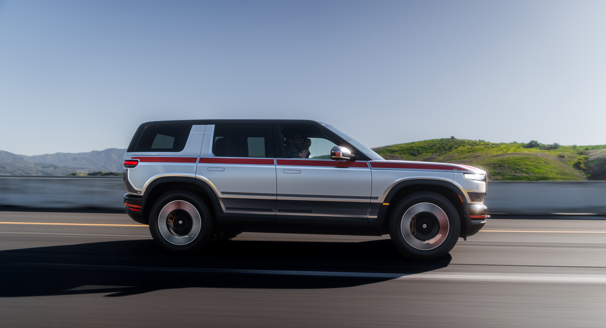 Rivian troca Alexa por Gemini: e cobra a conta do motorista