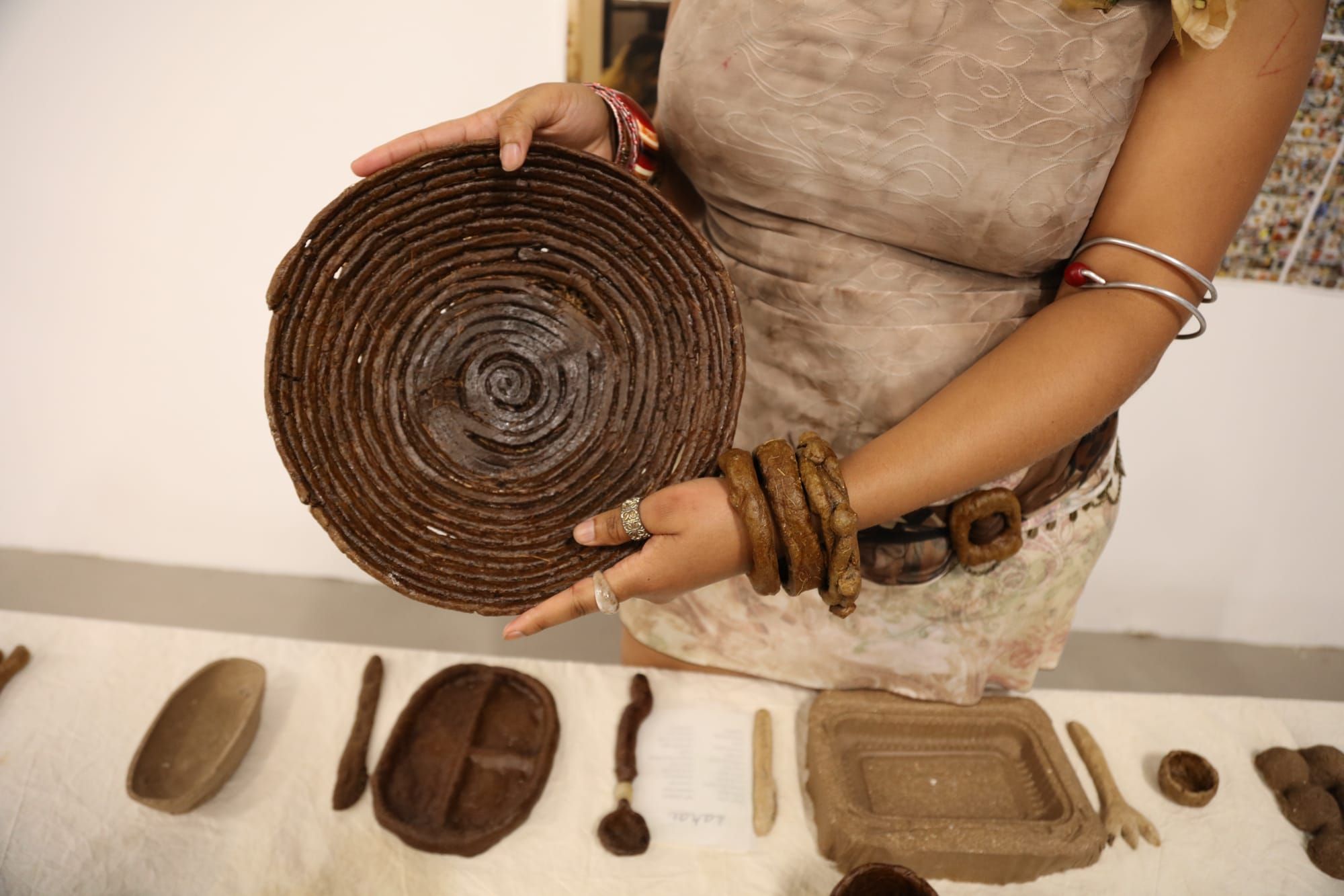 Artistas buscam alternativas sustentáveis para materiais de arte sintéticos