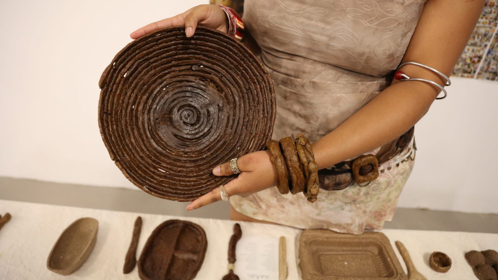 Artistas buscam alternativas sustentáveis para materiais de arte sintéticos