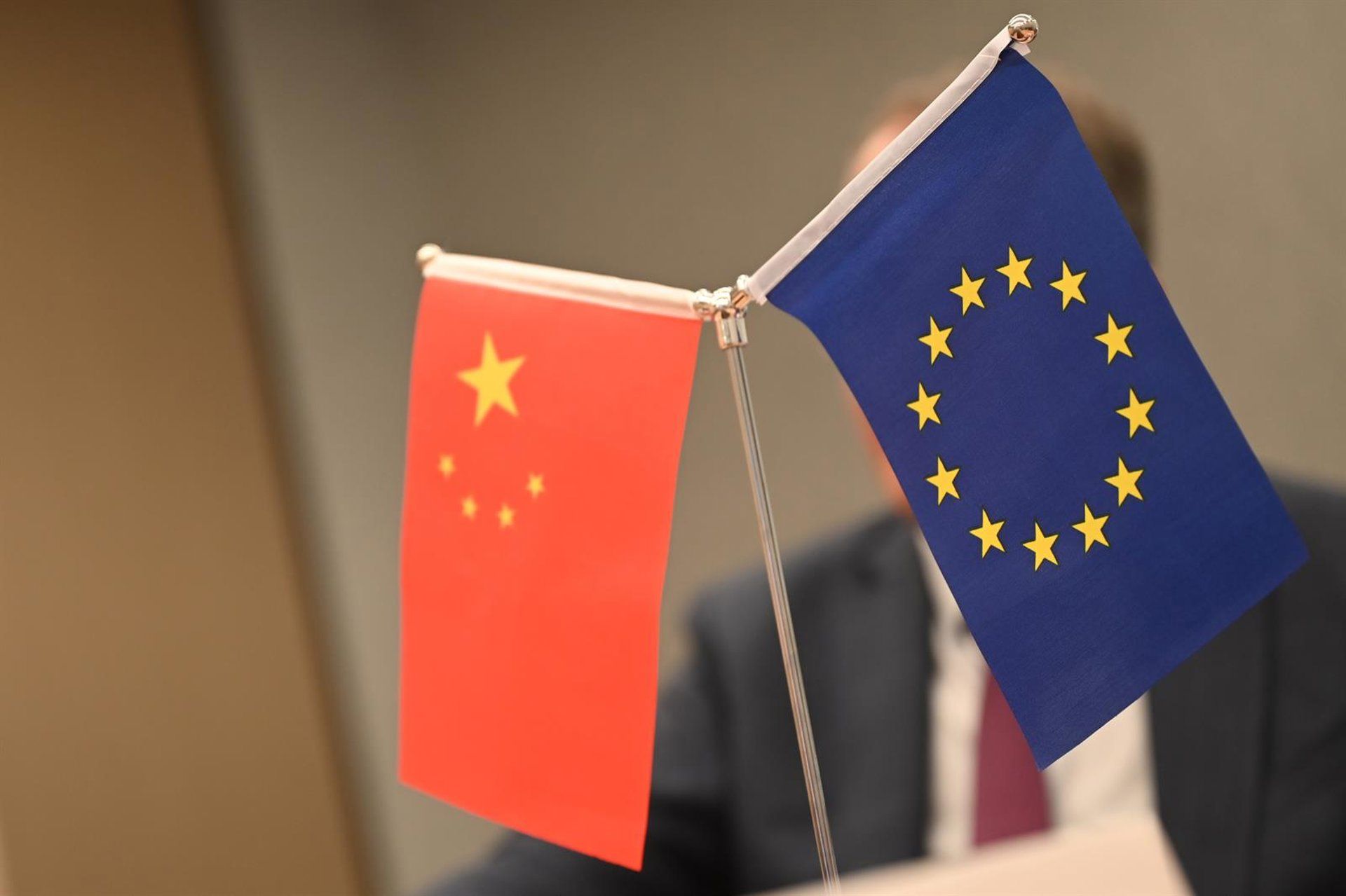 China e UE firmam acordo comercial focado em híbridos e terras raras