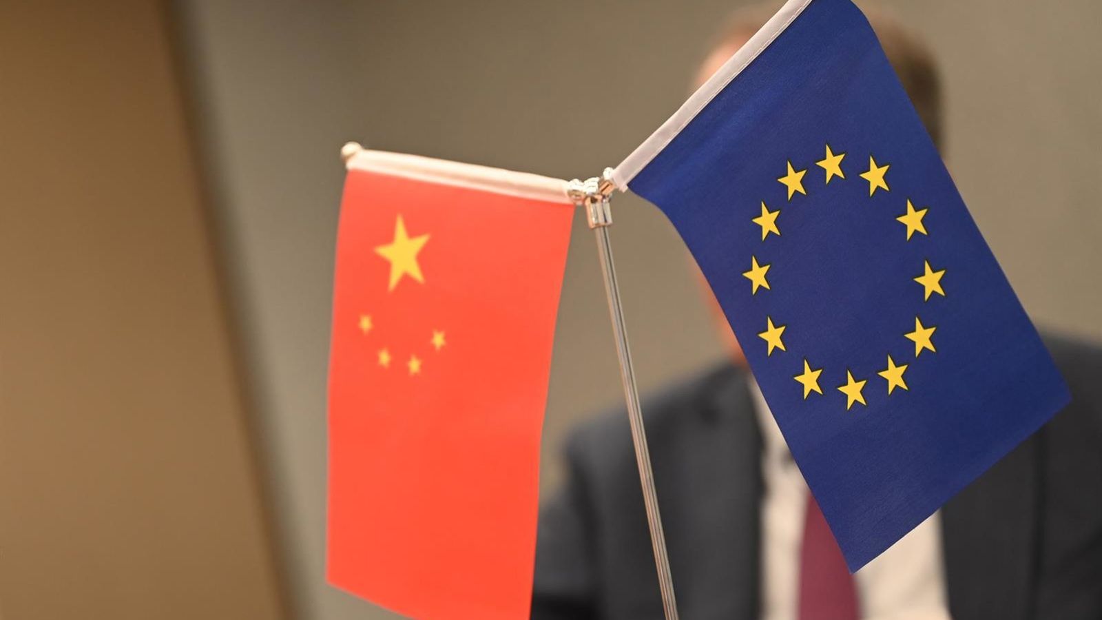 China e UE firmam acordo comercial focado em híbridos e terras raras