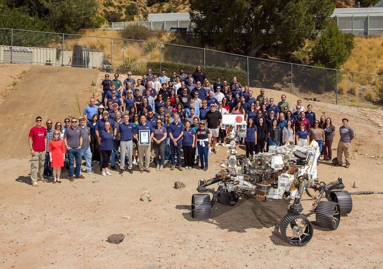 Equipe do rover Perseverance da NASA celebra recorde de distância em Marte