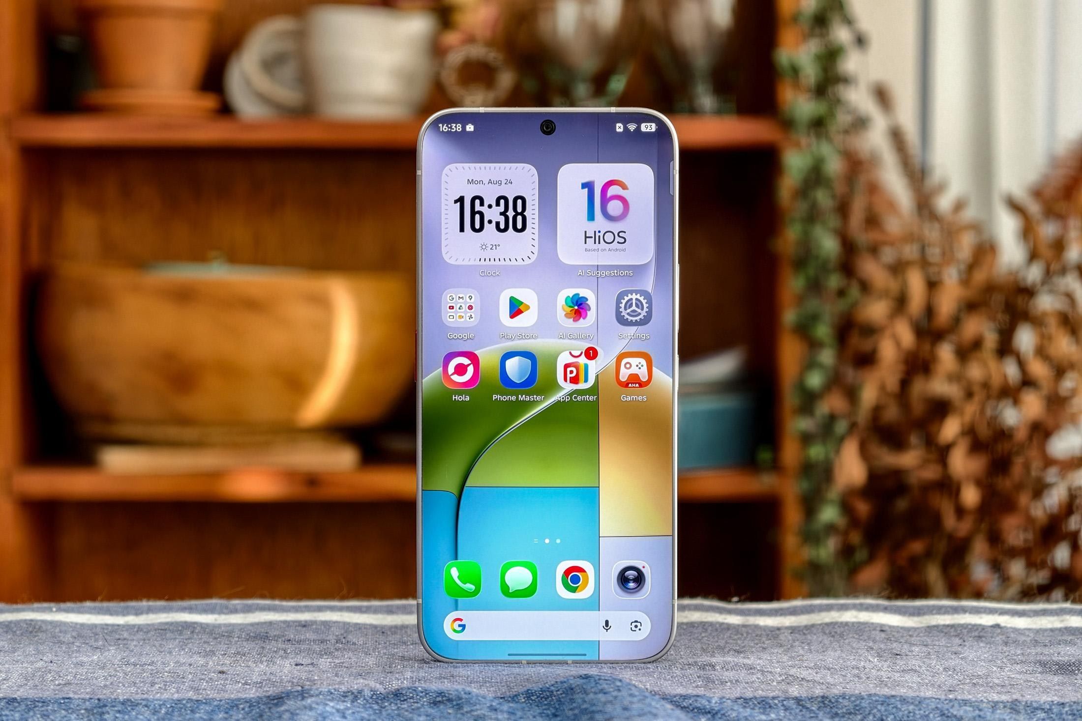 Tecno ressuscita um fetiche antigo: o celular sem bordas