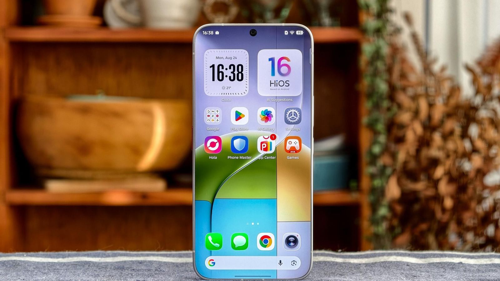 Tecno ressuscita um fetiche antigo: o celular sem bordas